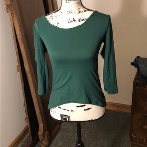 3/4 sleeve green shirt